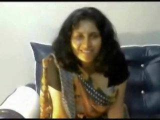 Desi indisch jung dame strippen im saree auf webkamera vorführung bigtits