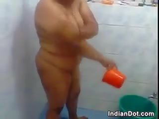 Liels indieši sieviete mazgāšana viņai resnas ķermenis