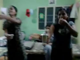 شمال هندي الفتيات محاولة إلى شراب بيرة في هم مضيف