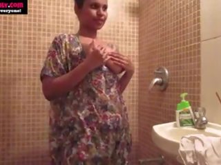 Amatoriale indiano babes adulti clip giglio masturbazione in doccia