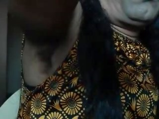 Indijke mlada ženska britje armpits lase s strai .
