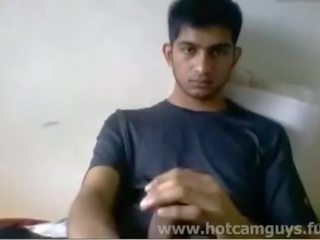Uitstekend attractive indisch jongeling jerks af op camera